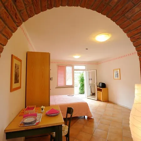 拉罗卡公寓 4* 马焦内